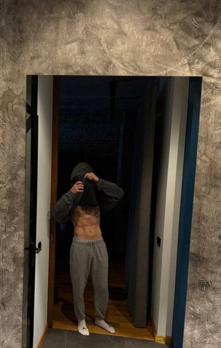 Володимир Дантес показав струнке тіло, фото