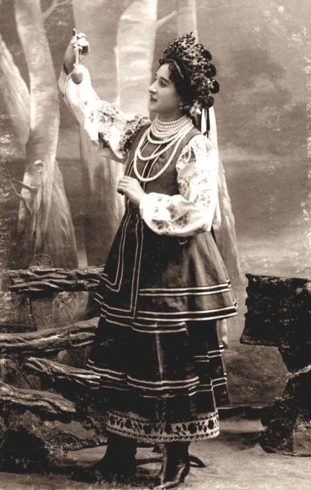 Традиционный украинский костюм с бусами