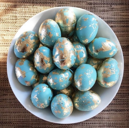 Голубые пасхальные яйца с фольгой, фото