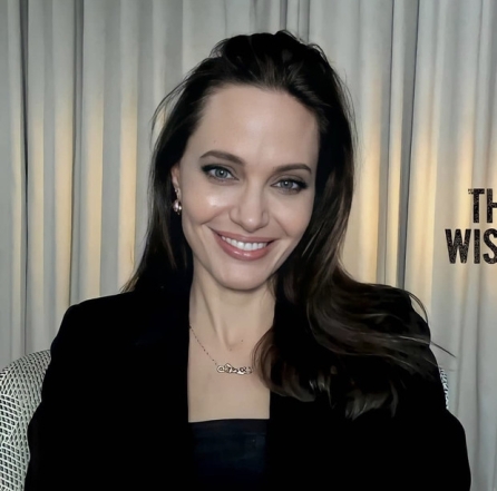 Вечно молодая: Анджелина Джоли очаровала поклонников новым виртуальным выходом (ФОТО) - фото №1
