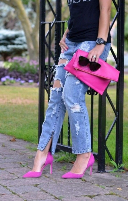 Женщина в рваных джинсах и розовых туфлях, фото
