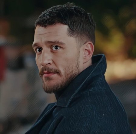 Кто из известных турецких актеров молчит о войне и работает в россии