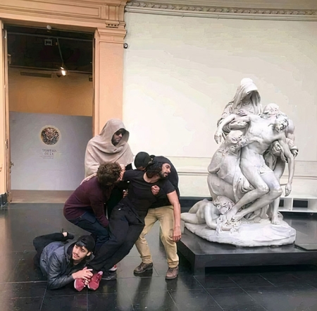 Смешные фото посетителей музеев