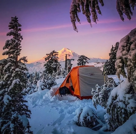 Теплая ночевка в палатке: советы, которые помогут согреться в холодную ночь - фото №1