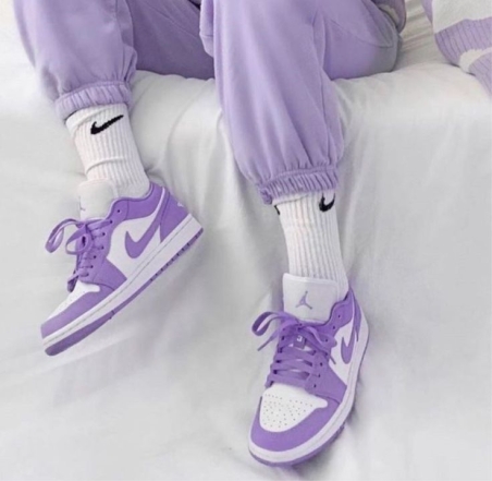 Фиолетово-белые кроссовки, фото