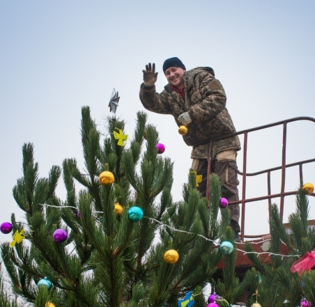Вопреки войне. Как выглядят главные елки в украинских городах в 2022 году (ФОТО) - фото №14