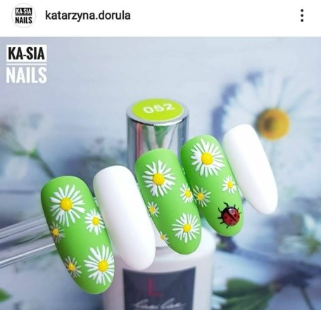 Модный маникюр в ромашки на весну-лето