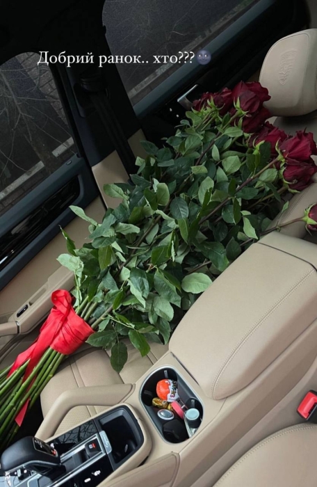 Леся Никитюк похвасталась шикарным букетом роз: в Сети ищут тайного поклонника теледивы - фото №2