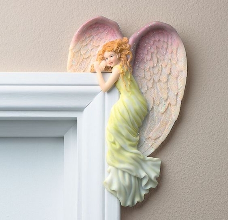 Декоративный ангел над дверью, фото