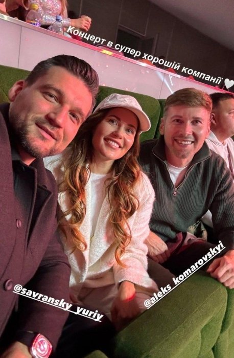Наталка Денисенко відвідала концерт Артема Пивоварова у компанії Юрія Савранського та Олексія Комаровського, з якими їй раніше приписували романи