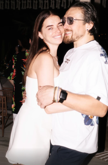 Олександр Усик і його дружина, фото