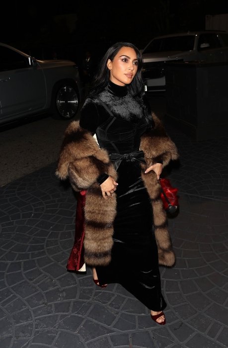 Ким Кардашьян — модное бархатное платье 2026