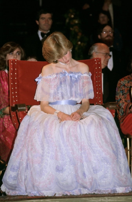 История одного образа: волшебное платье принцессы Дианы, в котором она уснула на королевском событии - фото №4