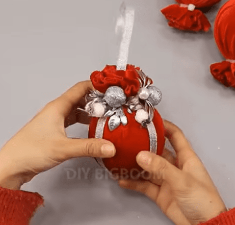 Как сделать шарик для елки из ткани своими руками