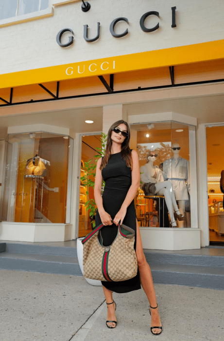 Емілі Ратаковскі показала модну сумку 2025 року