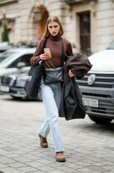 Ідеальне поєднання: як стилізувати коричневе взуття та джинси (ФОТО) - фото №1
