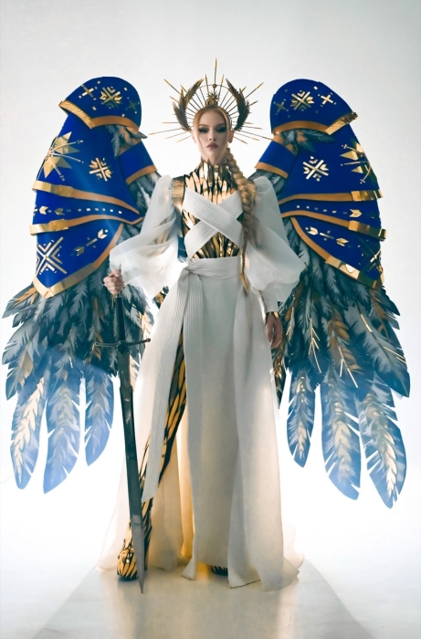 В образе Архангела Михаила: Виктория Апанасенко показала национальный костюм для "Мисс Вселенная-2022" (ФОТО) - фото №2