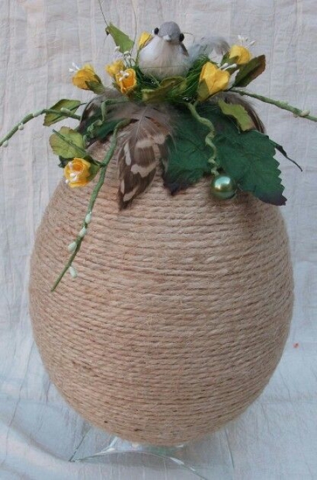 Яйцо из шпагата, украшенное перьями и птичкой, фото