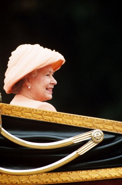 Знаковые шляпки королевы Елизаветы - фото №7