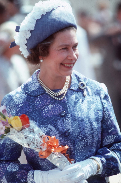 Королева Елизавета в красивом костюме, фото