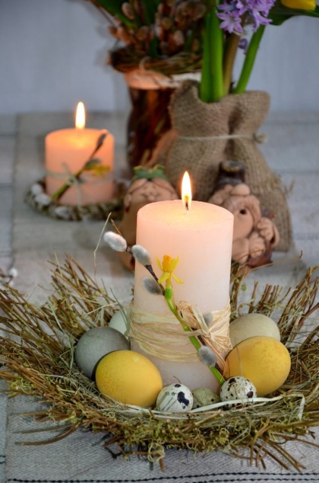 Свеча в гнезде с пасхальными яйцами, фото