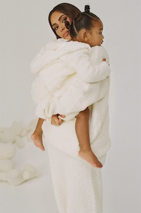 Ким Кардашьян с дочками снялась для своего бренда Skims (ФОТО) - фото №5