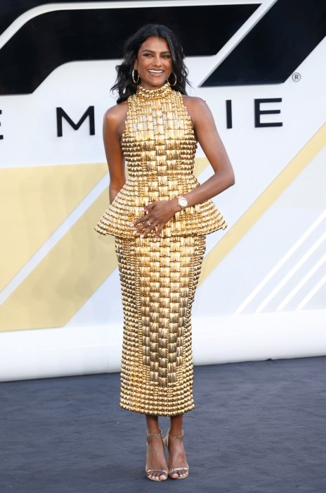 Симон Эшли показалась в платье золотистого оттенка – с чем его сочетать