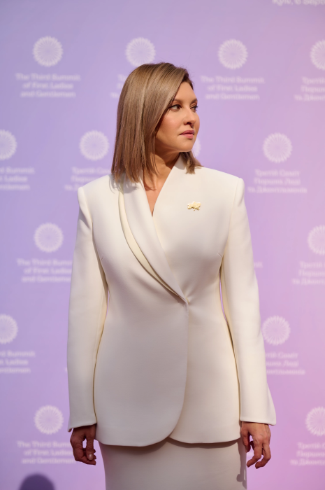 Елена Зеленская в костюме от дизайнера Гасановой, фото