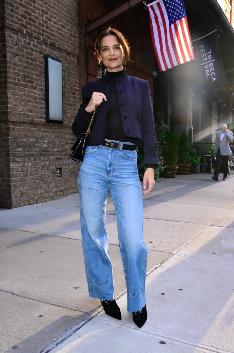 Кэти Холмс — как стильно сочетать джинсы и сапоги Кэти Холмс показала модный образ с сапогами и джинсами