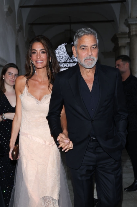 62-річний Джордж Клуні засвітився з красунею-дружиною на побаченні у Венеції (ФОТО) - фото №1