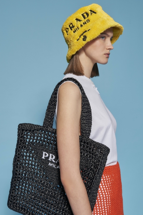 Махровые панамки и соломенные шоперы: Prada выпустили пляжную коллекцию (ФОТО) - фото №2