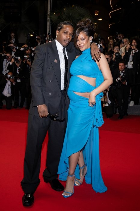 Ріанна показалася в блакитній сукні - з чим таку носити