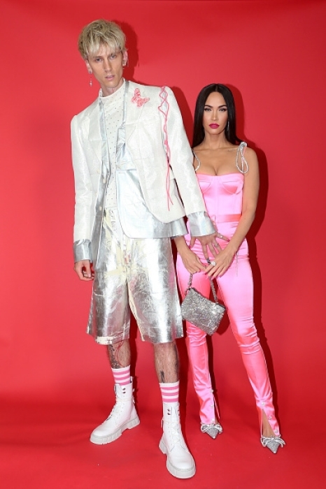 В розовом комбинезоне и блестящем костюме: Меган Фокс и Колсон Бэйкер на красной дорожке iHeartRadio Music Awards (ФОТО) - фото №2