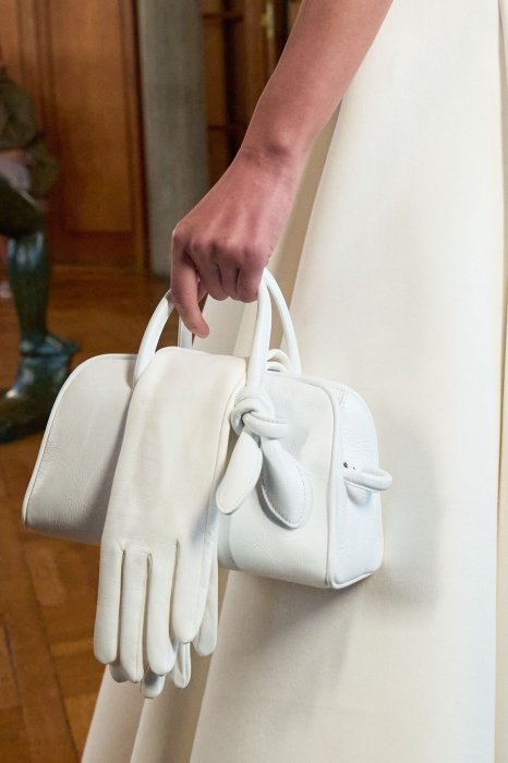Як правильно носити та тримати сумку - поради стилістки