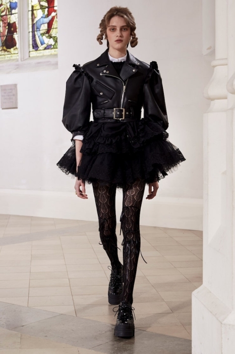 Кружевные платья и куртки-косухи: Simone Rocha представили новую коллекцию (ФОТО) - фото №1