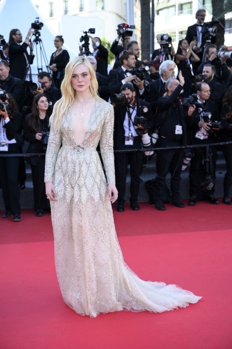 Ель Феннінг показалася у сукні з глибоким декольте - нові фото акторки