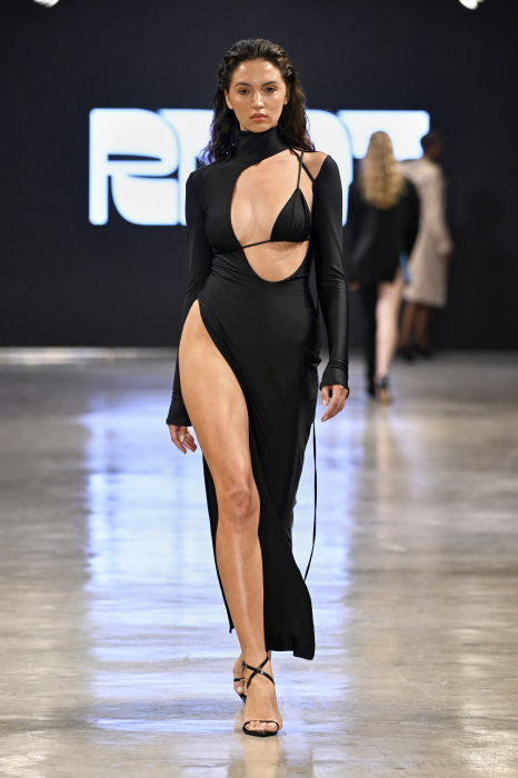 Тиждень моди Los Angeles Fashion Week, модель крокує подіумом - фото