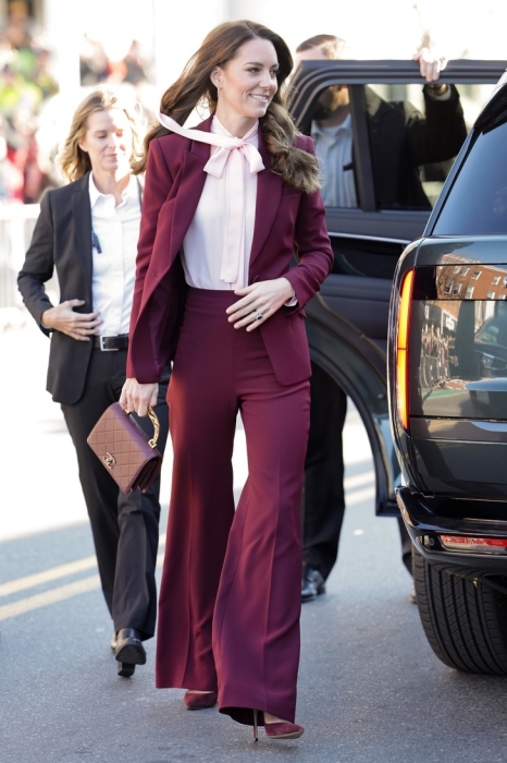 Невозможно отвести взгляд: Кейт Миддлтон очаровала женственным образом в вишневом костюме (ФОТО) - фото №2