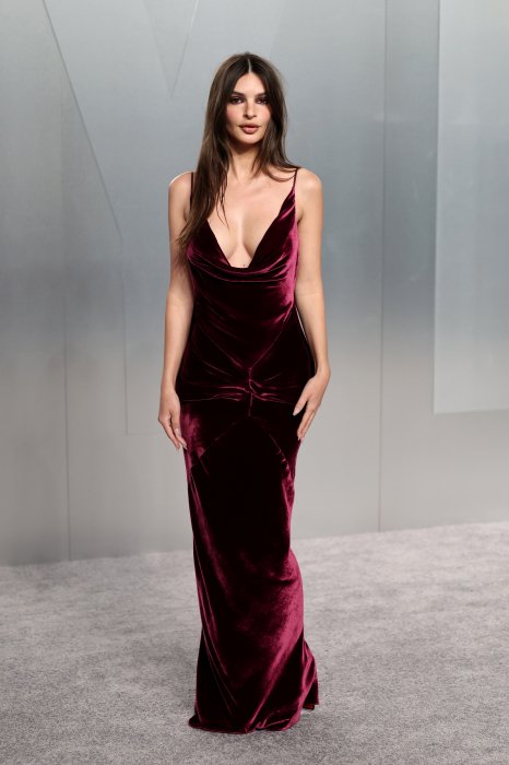 Эмили Ратаковски – модное платье с глубоким декольте