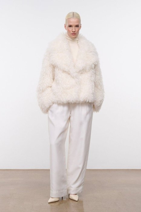 Модные образы в белом цвете.