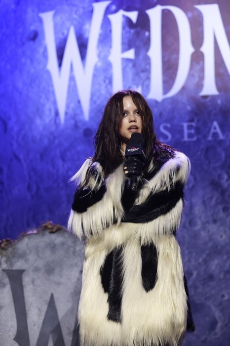 Дженна Ортега показала, з чим носити хутряне пальто