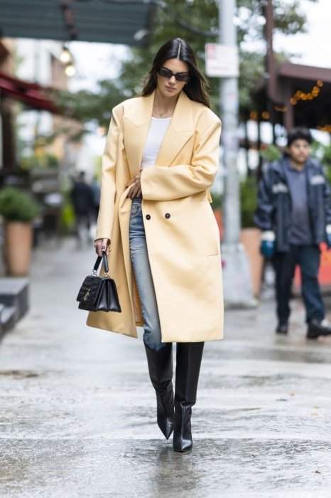 Джинси й чоботи - ідеї для модних образів на зиму 2026