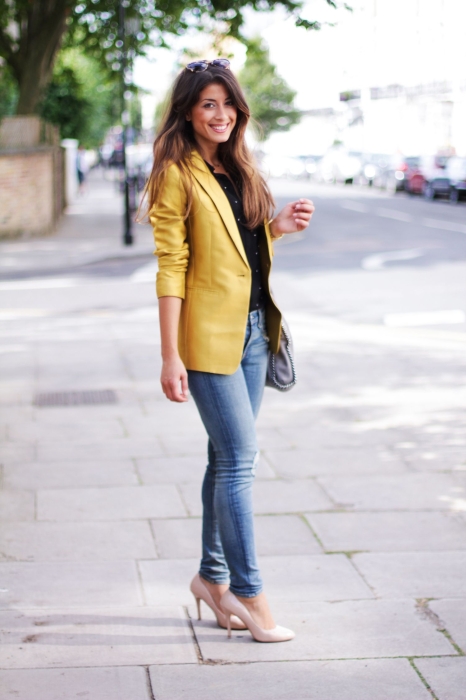 Всегда в моде: 5 стильных сочетаний с джинсами для женщин любого возраста (ФОТО) - фото №11