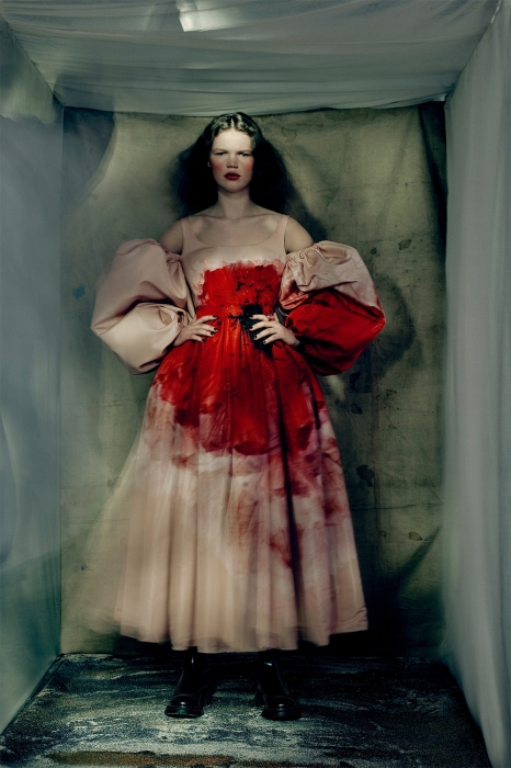 Кровавая мода: Alexander McQueen представили новую коллекцию (ФОТО) - фото №1