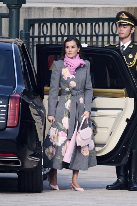 Королева Летиція показала, як носити пальто з флористичним принтом