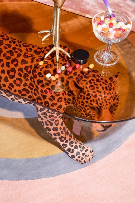 Стол с имитацией леопарда, фото