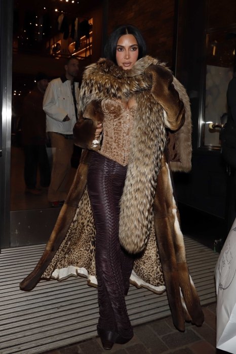 Ким Кардашьян в меховом пальто.