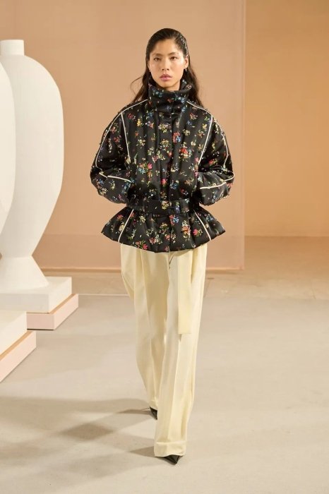 Модный образ с цветами.