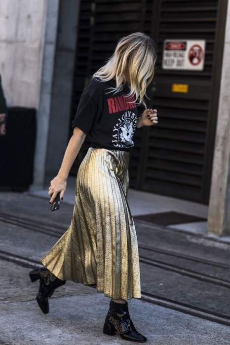 Модный образ с золотой юбкой и футболкой