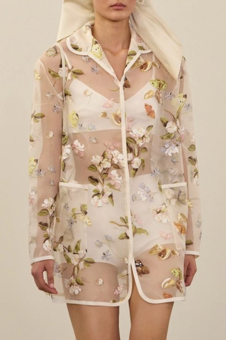 Модный образ с цветами.